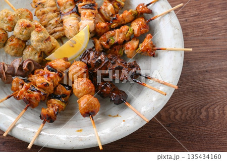 焼き鳥盛り合わせ。やきとり、焼鳥、ヤキトリ。鶏肉料理。串焼き。 135434160