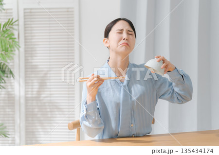 お茶碗を逆さにする女性 お茶碗を逆さにする女性 135434174