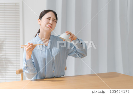 お茶碗を逆さにする女性 お茶碗を逆さにする女性 135434175