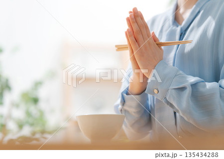 ご飯を食べる女性 135434288