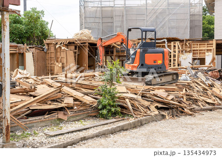 木造住宅の解体現場 135434973