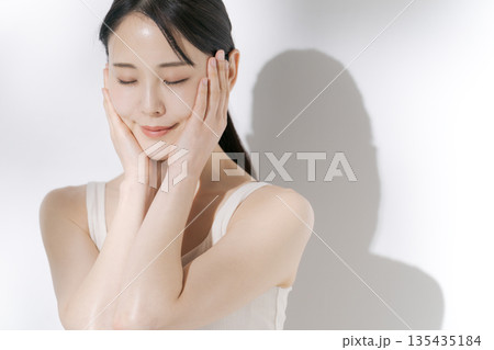 スキンケアをする若い女性 135435184