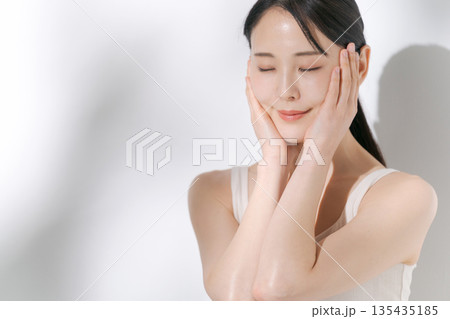 スキンケアをする若い女性 135435185