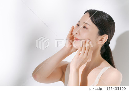 スキンケアをする若い女性 135435190