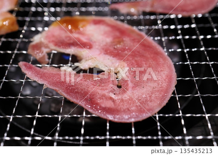 網で焼く豚タン（焼肉） 135435213