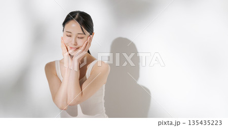 スキンケアをする若い女性（バナー） 135435223
