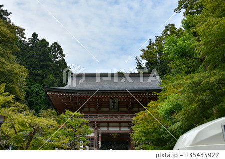 緑に囲まれた鞍馬寺仁王門 135435927