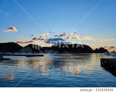 観光名所和歌山県の那智勝浦漁港の朝の風景	 135435938