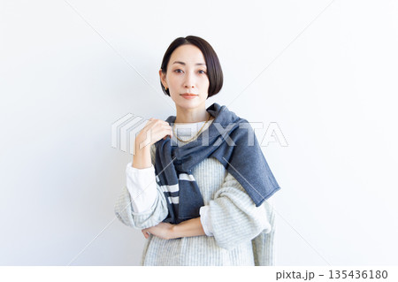 ファッション　アパレル　女性 135436180