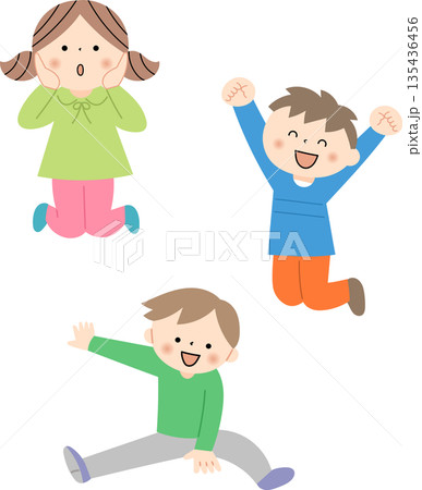 ジャンプをする元気な子供たち 135436456