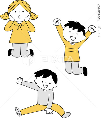 ジャンプをする元気な子供たち単色 135436457