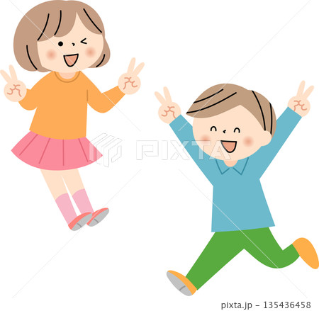 ピースをする子供達 ピースをする子供達 135436458