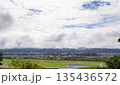 新潟県 山あいの集落を包む雲海と広大な夏の田園風景 俯瞰 135436572