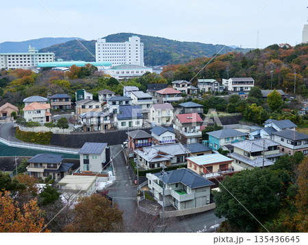 秋の朝の鳥羽市の住宅地とリゾートホテルの風景 秋の朝の鳥羽市の住宅地とリゾートホテルの風景 135436645