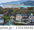 秋の朝の鳥羽市の住宅地とリゾートホテルの風景 135436646