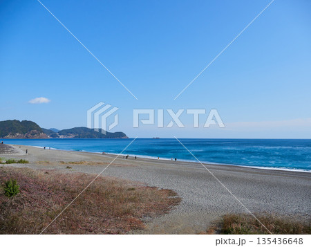 三重県の七里御浜海岸の風景と観光客の姿 三重県の七里御浜海岸の風景と観光客の姿 135436648