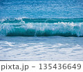 青色と透明感がある海の波と海岸の風景 135436649
