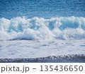 青色と透明感がある海の波と海岸の風景 135436650