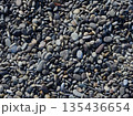 三重県の七里御浜海岸のたくさんのみはま小石の風景 135436654