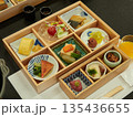 日本のホテルのカラフルな和食の定食の様子 135436655