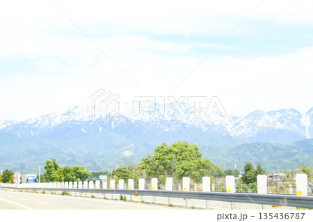 北陸道から見た飛騨山脈の風景/富山県中新川郡 北陸道から見た飛騨山脈の風景/富山県中新川郡 135436787