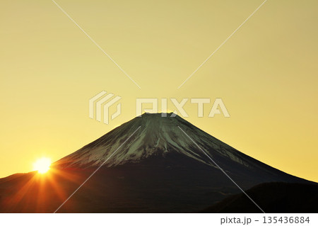 日本の夜明け 富士山と太陽 日本の夜明け 富士山と太陽 135436884