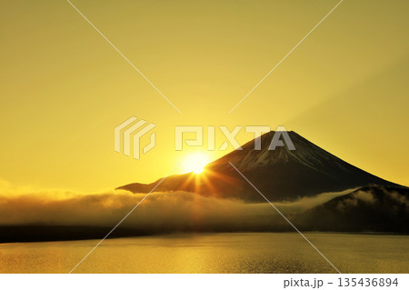 日本の夜明け　富士山と太陽 135436894