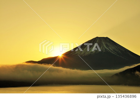 日本の夜明け　富士山と太陽 135436896