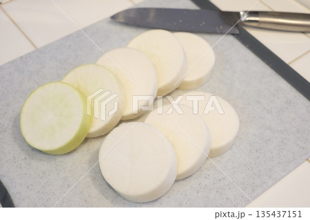 輪切りにした大根 135437151