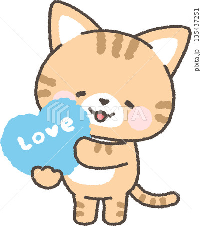 「love」と書かれたハートを持つ茶トラネコ　 135437251
