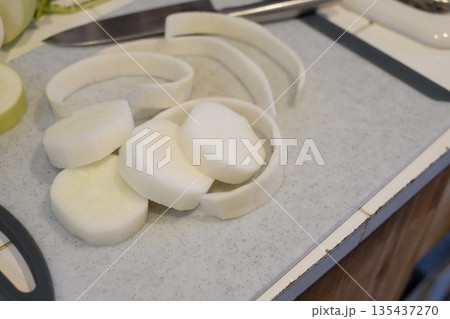 輪切りにした大根の皮むき 135437270