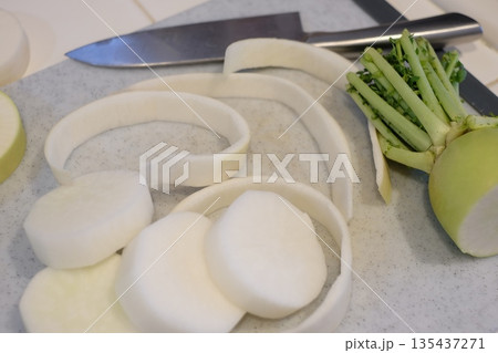 輪切りにした大根の皮むき 輪切りにした大根の皮むき 135437271