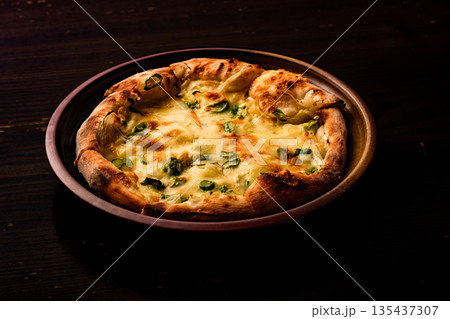 《焼き色が美しいチーズピザ》 135437307