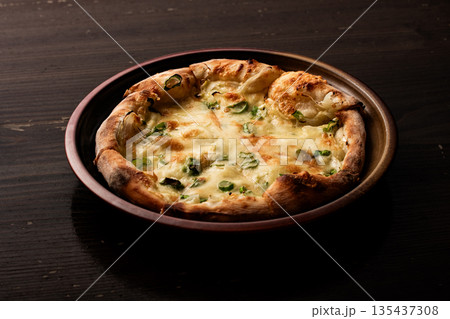 《焼き色が美しいチーズピザ》 135437308