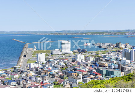北海道稚内市　夏の北海道　高台から見る稚内の街並み 135437488