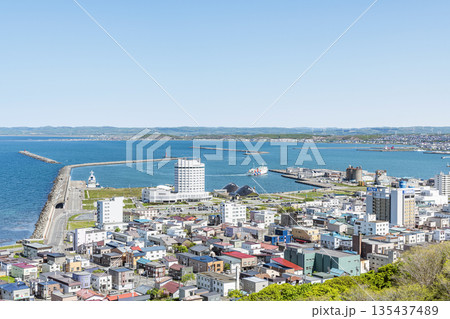 北海道稚内市　夏の北海道　高台から見る稚内の街並み 135437489
