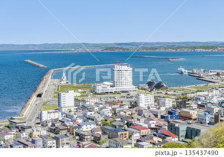 北海道稚内市　夏の北海道　高台から見る稚内の街並み 135437490