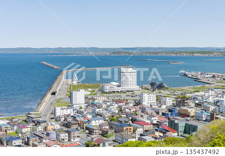 北海道稚内市 夏の北海道 高台から見る稚内の街並み 北海道稚内市 夏の北海道 高台から見る稚内の街並み 135437492