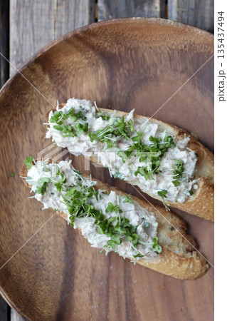 ツナとブロッコリースプラウトのタルティーヌ　バゲットオープンサンド 135437494