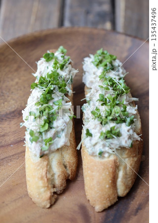 ツナとブロッコリースプラウトのタルティーヌ　バゲットオープンサンド 135437496