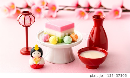 ひな祭り 雛人形と菱餅・甘酒・桃の花 桃の節句のお祝いイメージ素材 3月の伝統行事 背景 コピースペ 135437506