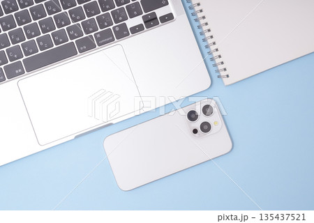 パソコンとスマートフォンとノート 135437521