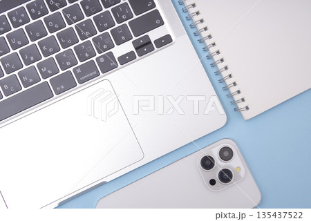 パソコンとスマートフォンとノート 135437522