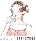 水を飲んでいる女性 135437543