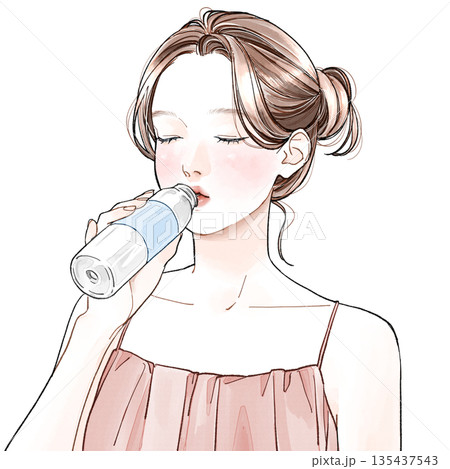 水を飲んでいる女性 135437543