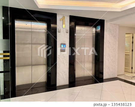 Passenger elevator doors 135438123