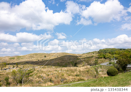秋吉台の草原の広大な景色 秋吉台の草原の広大な景色 135438344