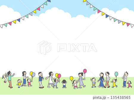 屋外イベントで家族が集まるにぎやかなイラスト背景（ガーランド装飾・横長） 135438565