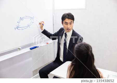 ホワイトボードを使って小学生に算数を教える塾講師 ホワイトボードを使って小学生に算数を教える塾講師 135438652