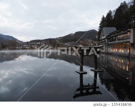 湯布院温泉・金鱗湖の幻想的な朝霧 135438656